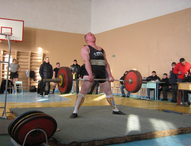 Листопадный Сергей (в/к 100), вес штанги - 240 кг