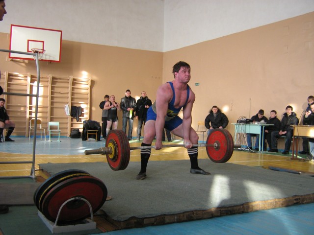 Стежка Александр (в/к 100), вес штанги - 240 кг