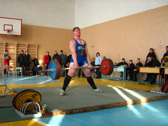 Сушко Сергей (в/к 110), вес штанги - 265 кг