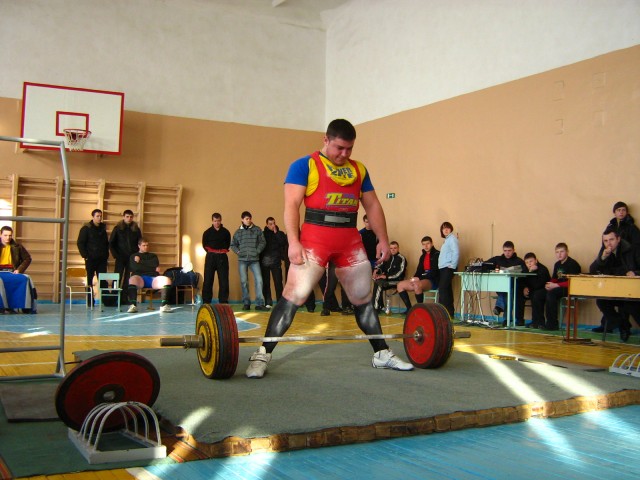 Чипко Геннадий (в/к 110), вес штанги - 300 кг