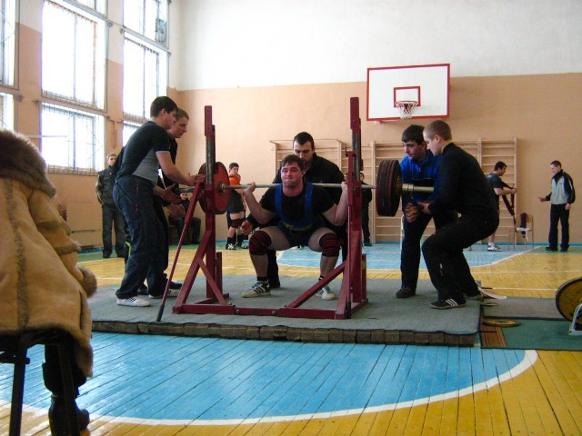 Стежка Александр (в/к 100), вес штанги - 300 кг
