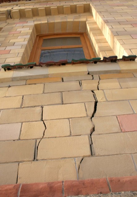 Трещины на стенах полтавского краеведческого музея