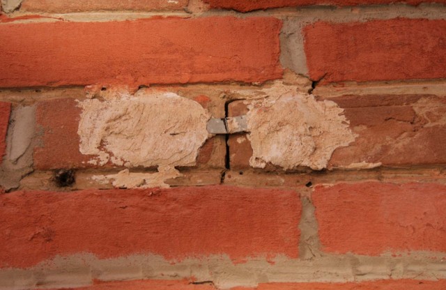 Трещины на стенах полтавского краеведческого музея