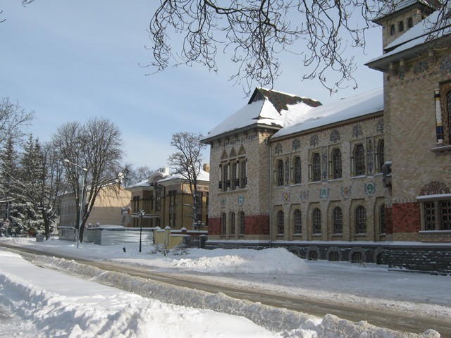 Новое административное здание возле Полтавского краеведческого музея