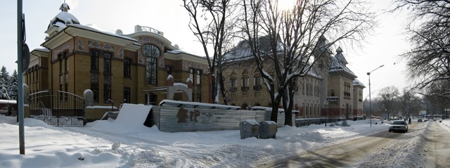 Новое административное здание возле Полтавского краеведческого музея