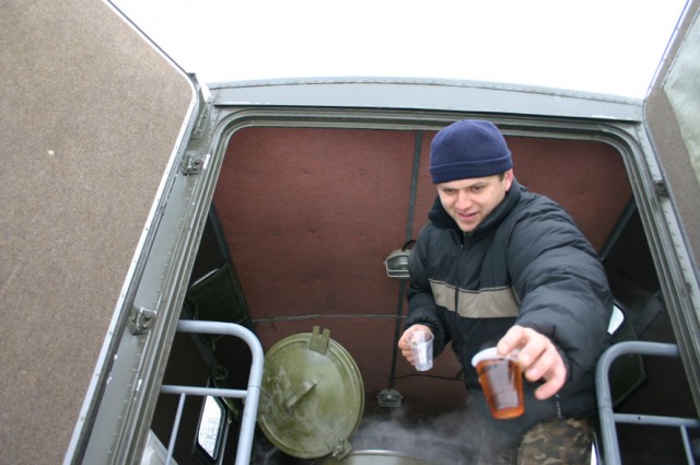 Рятівники розгортають пункти обігріву для людей, які застрягли у пробці, та поють їх гарячим чаєм