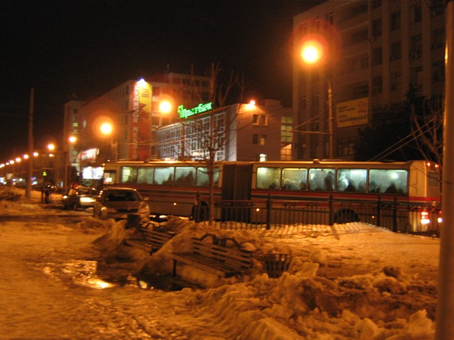 Спаренный «кольцевой» автобус преградил движение автомобилей по ул. Октябрьской