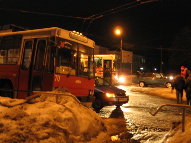 Троллейбус, едущий в депо не может проехать