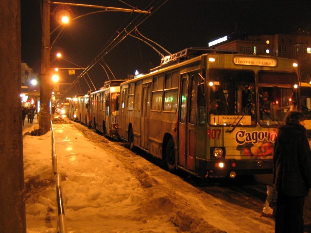 Десятки троллейбусов остановились