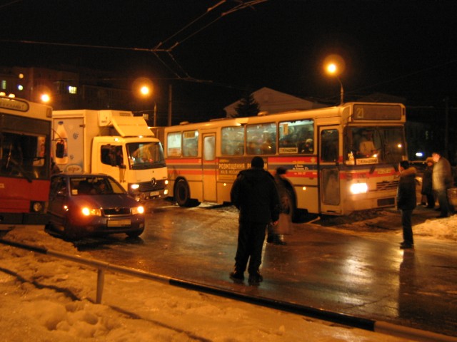 Спаренный «кольцевой» автобус, который пытался объехать место ДТП, забуксовал, окончательно преградив дорогу остальным автомобилям.