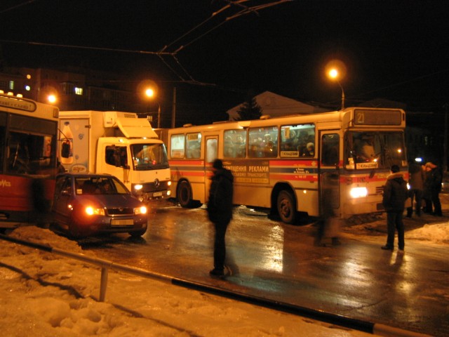 Спаренный «кольцевой» автобус, который пытался объехать место ДТП, забуксовал, окончательно преградив дорогу остальным автомобилям.