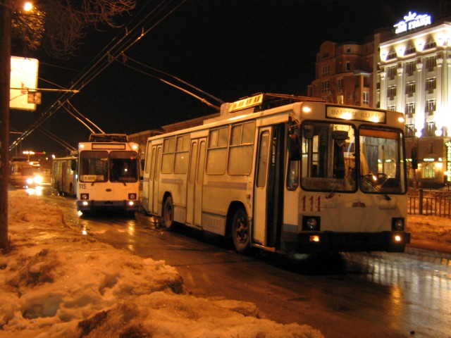 Десятки троллейбусов заблокированы