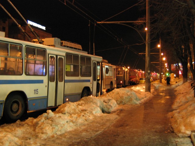 Между ул. Сенной и остановкой «5-я школа» застряли около 20 троллейбусов