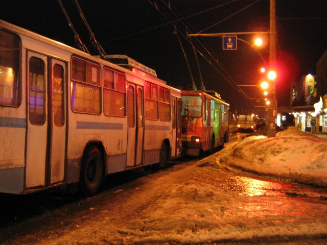 Между ул. Сенной и остановкой «5-я школа» застряли около 20 троллейбусов