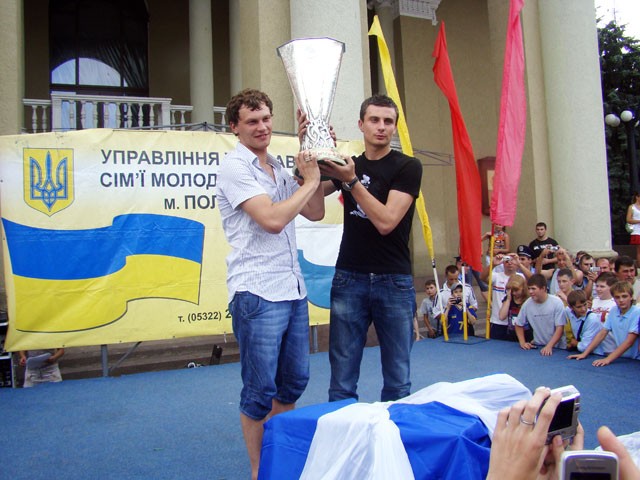 Андрей Пятов и Александр Чижов с Кубком УЕФА