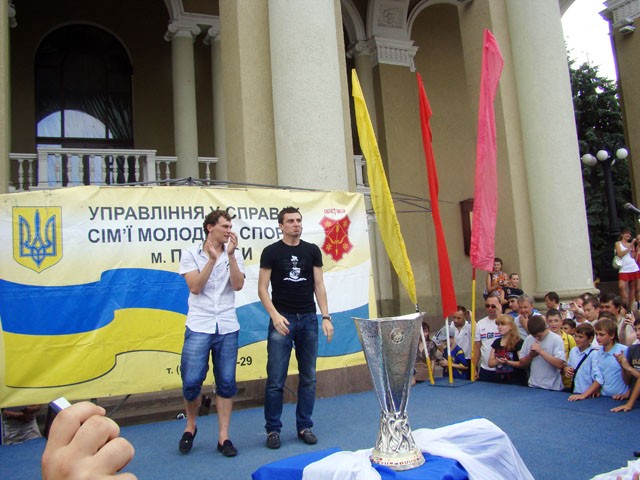 Андрей Пятов и Александр Чижов с Кубком УЕФА