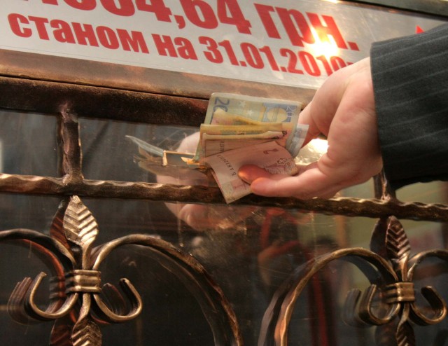 Работник «Полтава-Банка» наполняет сокровищницу «Скарба Мазепы»