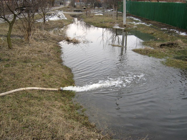 Откачивание воды в ручей по улице Гулака Артемовского