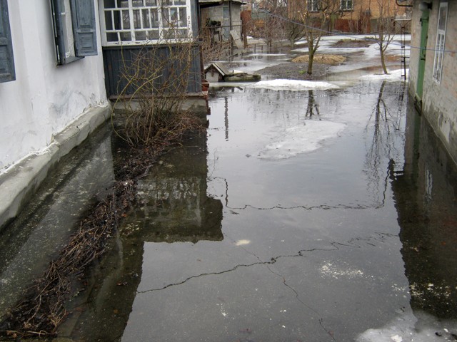 Затопленный двор по улице Франко