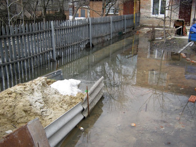 Затопленный двор по улице Франко