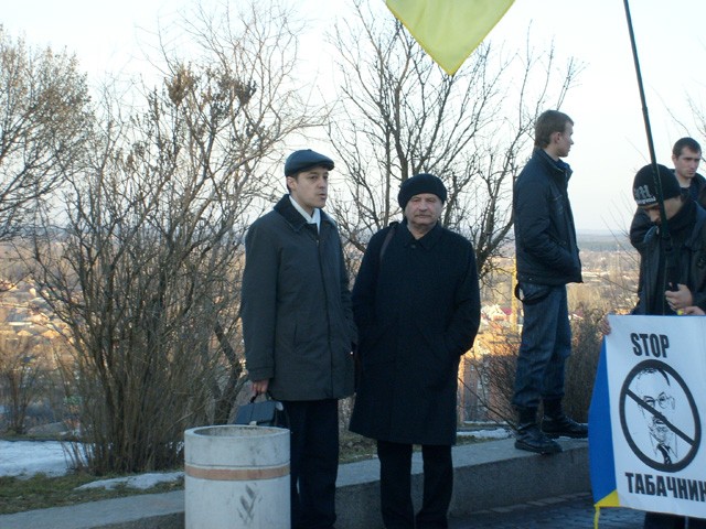 Олег Пустовгар та Микола Кульчинський спостерігають за рухом колони