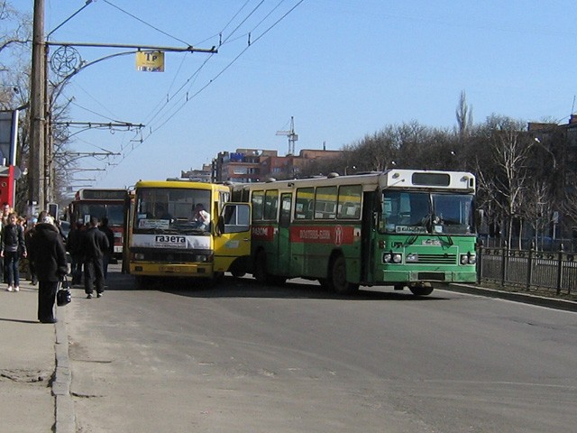 На остновке «Площадь Зыгина» не смогли разъехаться два автобуса
