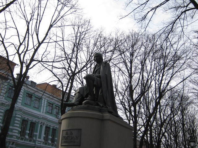 Памятник Гоголю в Полтаве