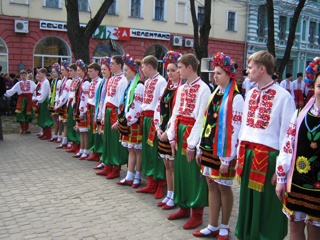 Парни и девушки в украинских национальных костюмах