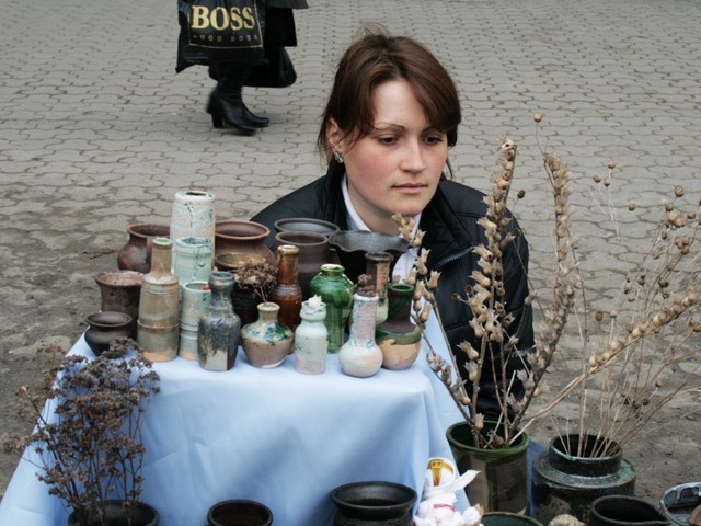 Яна Гольдберг, студентка ПНТУ, представила керамічні вази, горщечки й кухлики, які робила, готуючись до... дипломної роботи