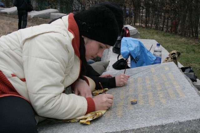 У реставрації написів на меморіальних плитах беруть участь дипломники архітектурного факультету Полтавського національного технічного університету