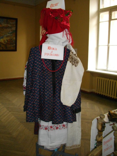 На виставці були представлені різні види традиційного українського жіночого одягу