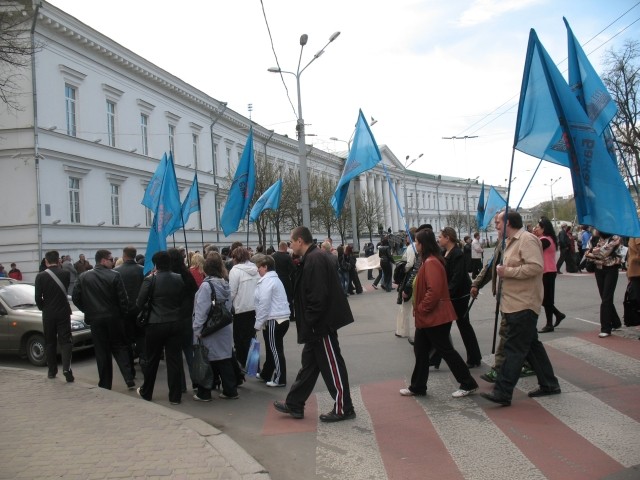 Мітингуючі перекрили дорогу на пішоходному переході біля Полтавської міської ради