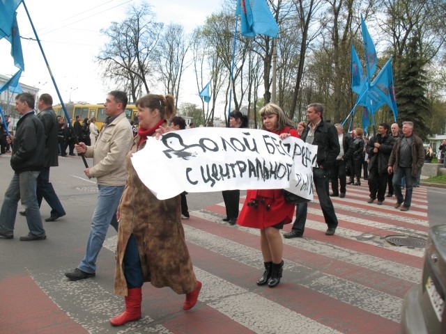 Мітингуючі перекрили дорогу на пішоходному переході біля Полтавської міської ради