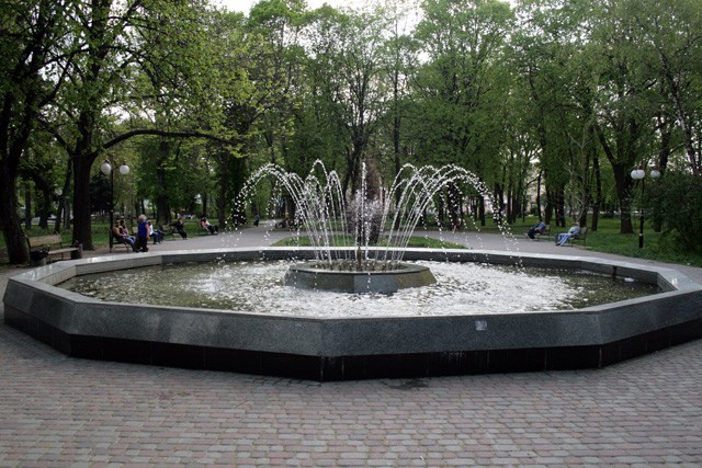 Фонтан  в Петровском парке все время  меняет высоту и интенсивность  своих струй