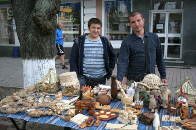Різьбяр Андрій Саєнко (праворуч) свої вироби до Полтави привіз із Чорнух