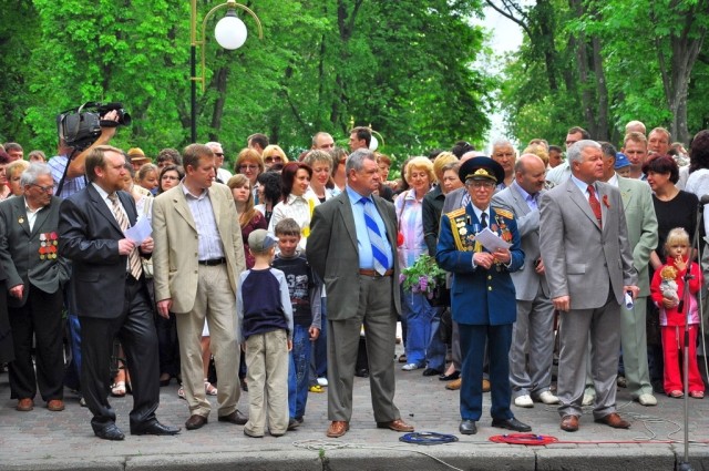 У Сонячному парку парад приймали керівники області, міста, обласної Ради ветеранів, журі марш-параду