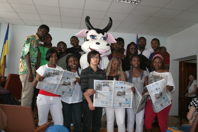 Газету «Село Полтавське» зі святом привітали студенти з Африки і Китаю