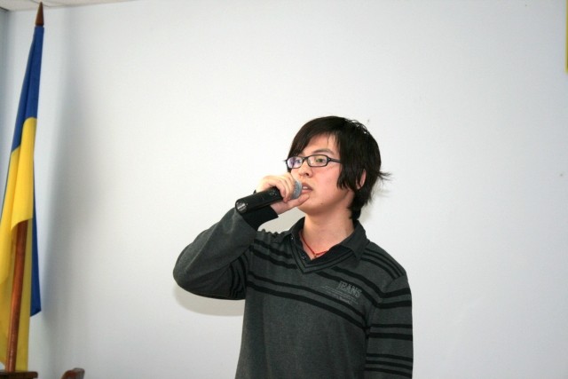 Студент підготовчого факультету ПДАА Чен Юй Цзя з Китаю виконує пісню «Два кольори»