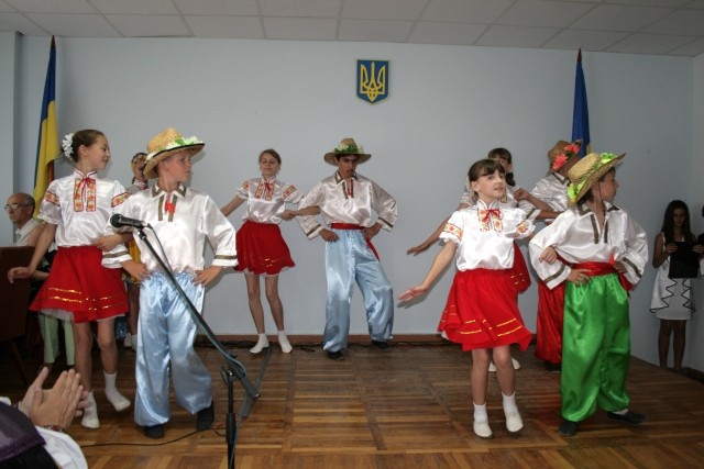 Танцюристи ансамблю «Родзинка плюс» Градизької гімназії