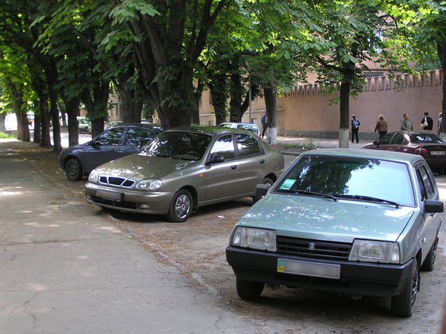 Паркування автомобілів на газоні по вул. Сковороди біля ПМУ УМВС