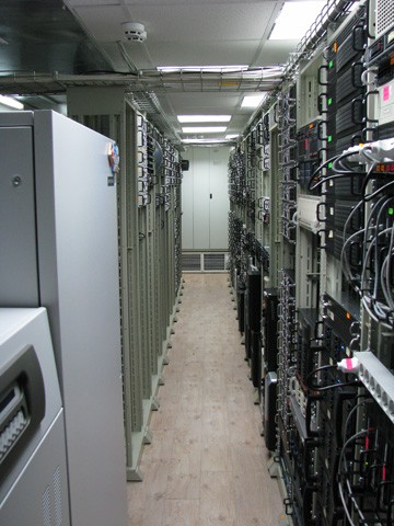 Дата-центр предоставляет услугу хостинга серверов. Сервера размещаются на специально оборудованных технических площадках и подключаются к сети Интернет через высокоскоростные каналы связи