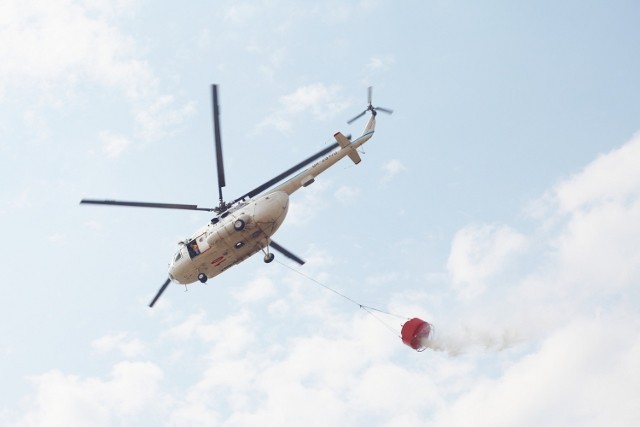 Вертоліт із ємністю для гасіння пожежі. Набір води із Дніпра відбувається за 22 секунди, стільки ж часу треба для точечного гасіння осередку пожежі