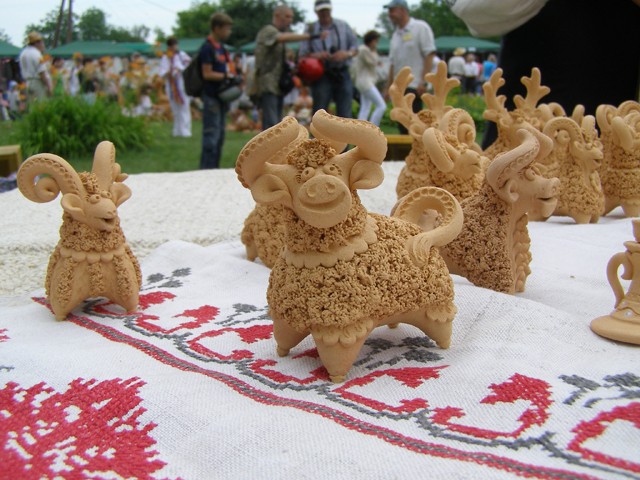 Мініатюрні баранці «обшиті» глиняним хутром