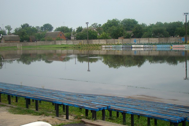 Селищний стадіон повністю затопило водою