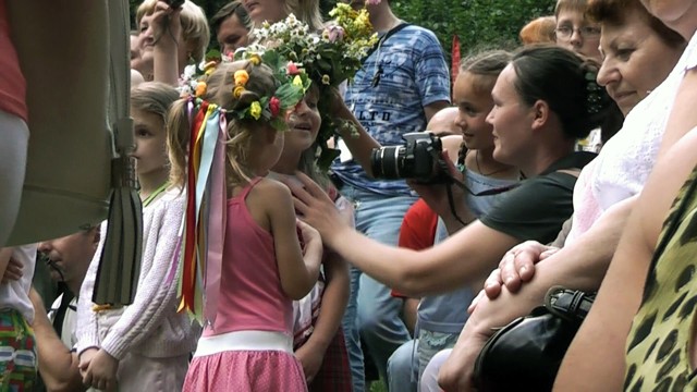 Дівчата приміряють вінки з польових квітів