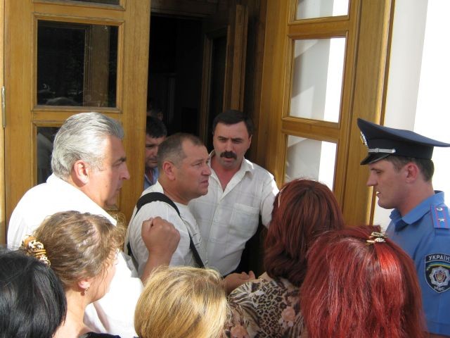 Лидер неофициального профсоюза предпринимателей Виктор Передерий попытался пройти в помещение горисполкома