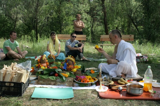 Брахман Сахасраджит Дас подготавливает место для огненной церемонии