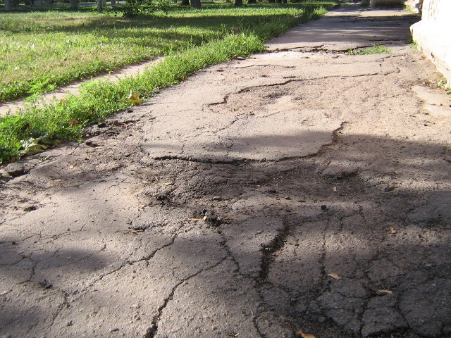 Разбитая дорожка возле дома по ул. Петра Юрченко, 13