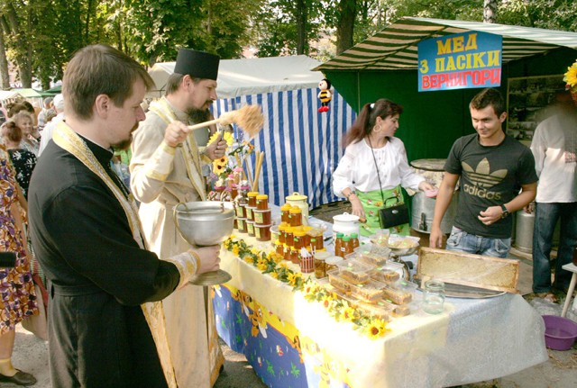 Перед началом праздничной торговли мед традиционно освящают