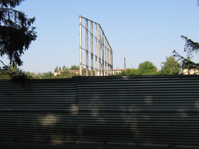 Недобудований спорткомплекс — вигляд з вулиці Петра Юрченко